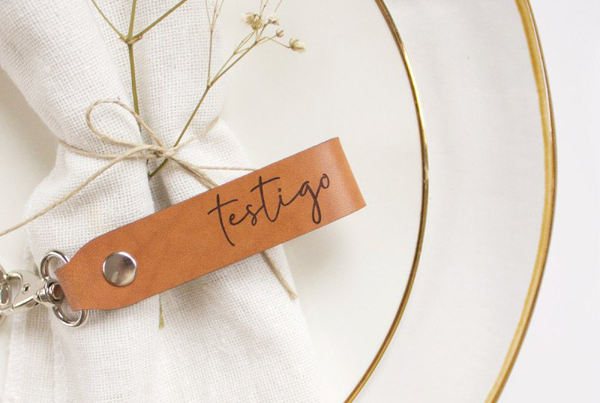 Clauer de cuir personalitzat amb frase especial per a regalar als testimonis el dia del casament